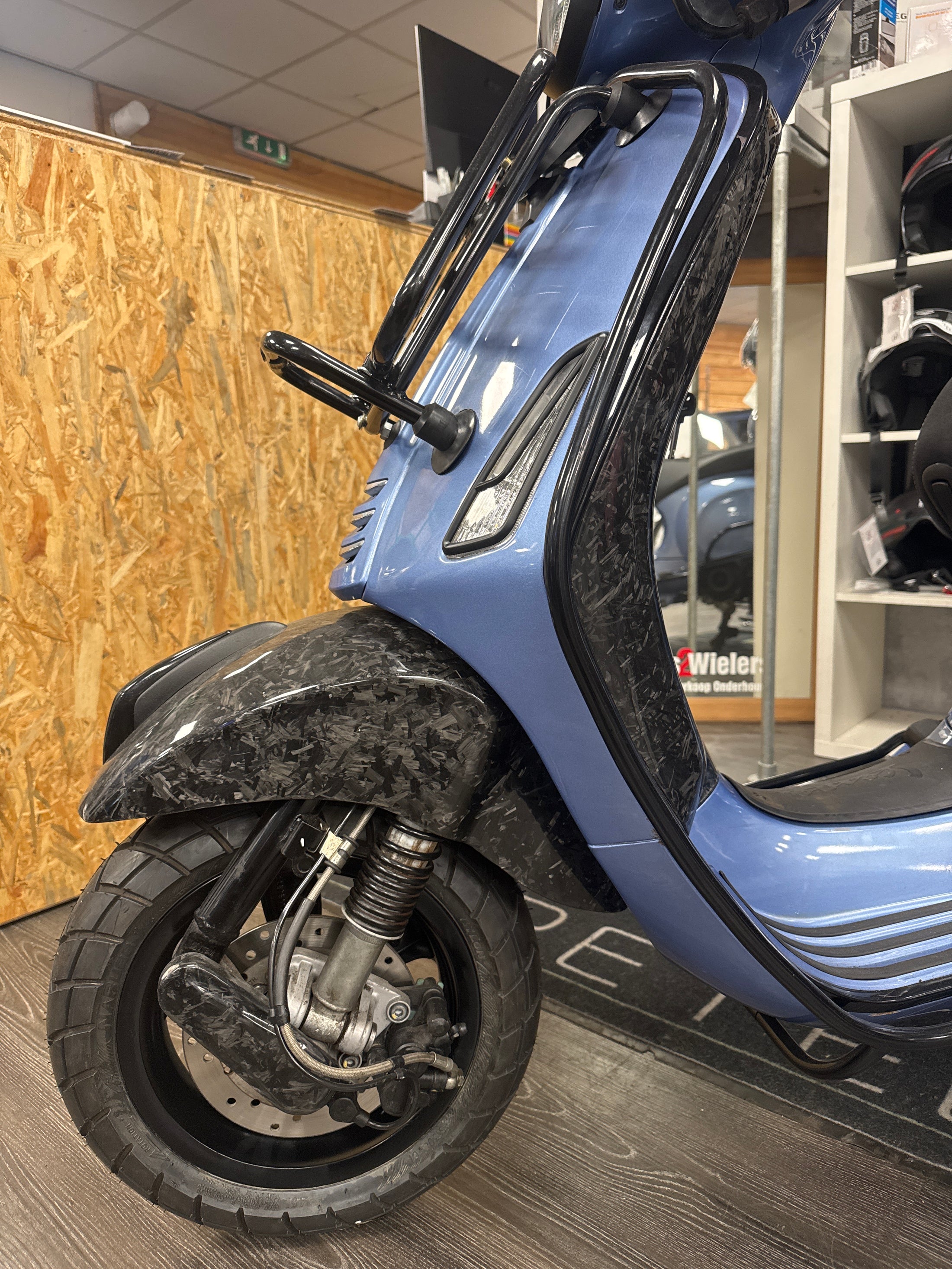 Vespa primavera custom (Klasse A)